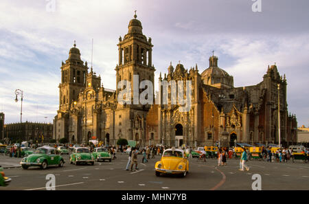Mexiko Stadt; der Zócalo (Platz der Verfassung) mit Kathedrale und VW-Taxis Stockfoto