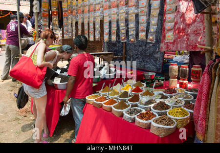 Anjuna, Goa; Frauen Shopping für Gewürze am Marktstand Stockfoto