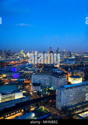 London, Großbritannien; Blick auf die Stadt vom London Eye in der Abenddämmerung. Stockfoto