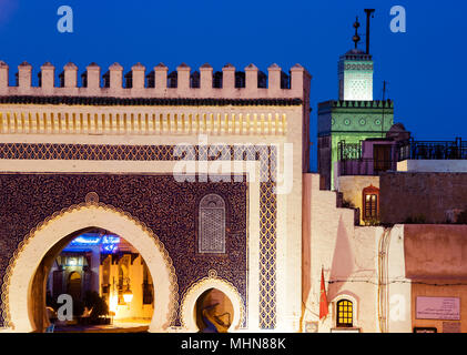 Fes, Marokko; Bab Boujloud und Minarett der Qarawiyīn-Moschee, Fes el Bali. Stockfoto