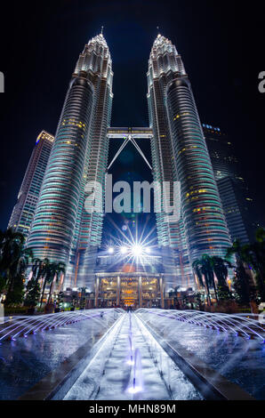 Petronas Twin Towers sind Zweibettzimmer Wolkenkratzer. Sie waren die weltweit höchste Gebäude von 1998 bis 2004 und noch höchste der Welt Twin Tower bis heute. Stockfoto