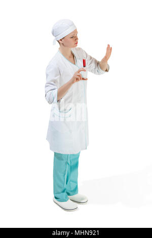 Schöne junge Frau Doktor der medizinischen Robe halten Sie die Spritze in der Hand. Stockfoto