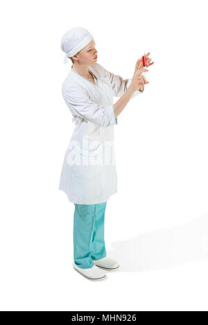 Schöne junge Frau Doktor der medizinischen Robe halten Sie die Spritze in der Hand. Stockfoto