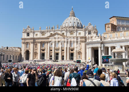 Blick auf St. Peters Basilika von St. Peter's Square in Vatikanstadt, Vatikanische. Stockfoto