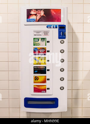 Empfängnisverhütende Maschine in den mens Toilette, Ebbsfleet station Stockfoto