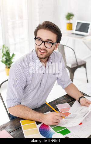 Exuberant Mitarbeiters, ein Blatt Papier Stockfoto