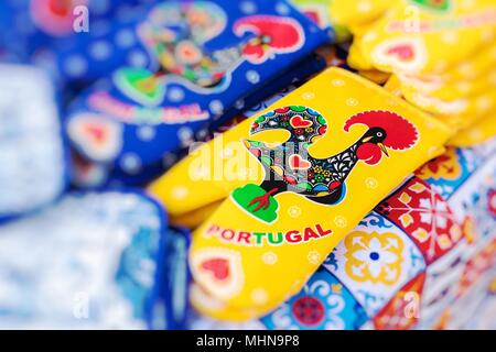 Verschiedene traditionelle Portugiesische Souvenirs zum Verkauf in Porto, Portugal. Stockfoto