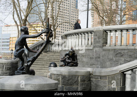 Tom Otterness Skulpturen im Battery Park City Rockefeller Park sind mit dem Titel "der realen Welt" und sind ein ätzender Kommentar auf in der Nähe der Wall Street. Stockfoto