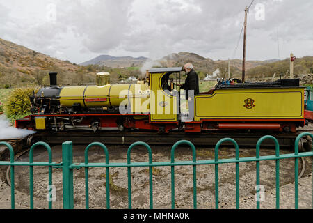 Northern Rock Dampfmaschine auf der Drehscheibe beim Booten Station auf der schmalen guage Ravenglass and Eskdale Museumsbahn Stockfoto