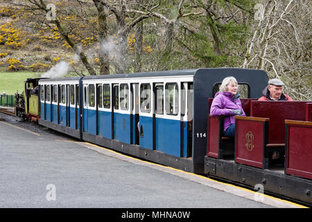 Fahrgäste, die auf der schmalen guage Ravenglass and Eskdale Erbe Steam Railway Stockfoto