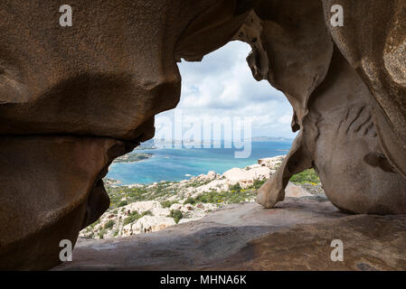 Blick von der Bär oder Capo dorso in Sardinien in der Nähe von Palau, die Insel im Hintergrund ist Maddalena Archipel, berühmt für seine Paradies Stockfoto