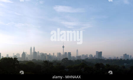 Herrlichen Panorama-Blick auf die Kuala Lumpur Skyline Skyline in den Dunst oder Nebel morgen Umwelt und Gebäude im Silhouette mit Platz kopieren Stockfoto