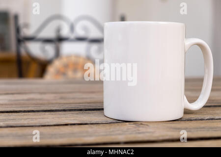 Weiße leere Kaffeetasse mock up Custom design/Angebot hinzuzufügen. Perfekt für Unternehmen Tassen verkaufen, nur overlay Ihre Angebots- oder Design auf das Bild. Stockfoto