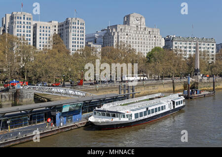 LONDON, GROSSBRITANNIEN, 20. April 2018: Themse Ufer am Embankment Pier Stockfoto