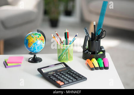 Die schule Rucksack ist auf dem Tisch. Schulbedarf Stockfoto