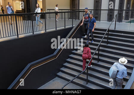 LONDON, GROSSBRITANNIEN, 20. April 2018: In der Tate Modern Gallery. Tate Modern ist Großbritanniens nationale Galerie der internationalen Moderne Kunst, in. Stockfoto