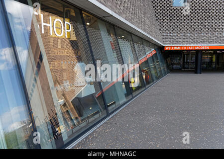 LONDON, GROSSBRITANNIEN, 20. April 2018: In der Tate Modern Gallery. Tate Modern ist Großbritanniens nationale Galerie der internationalen Moderne Kunst, in. Stockfoto