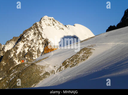 Berghütte in den Schweizer Alpen auf einem hohen Gletscher der Alpen in der Morgendämmerung Stockfoto