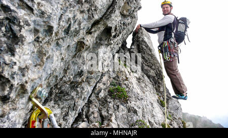 Bergführer Kletterer am Rande eines steilen Klettersteig überschrift in den nächsten Pitch Stockfoto