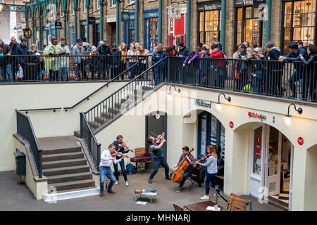 Straßenmusikanten spielen klassische Musik in Covent Garden Market Gebäude. Covent Garden, London Stockfoto