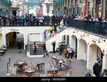 Straßenmusikanten spielen klassische Musik in Covent Garden Market Gebäude. Covent Garden, London Stockfoto