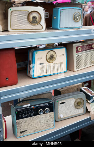 Alte Radios zum Verkauf an einer retro vintage car boot Sale. Getreidespeicher Square, Kings Cross, London Stockfoto