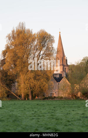 Licht am frühen Morgen bei Sonnenaufgang über St. Maria, der Jungfrau, Pfarrkirche in Shipton unter Wychwood Cotswolds, Oxfordshire, England Stockfoto