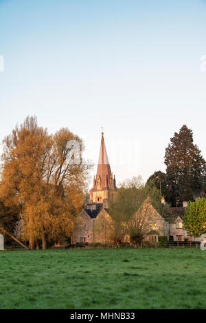 Licht am frühen Morgen bei Sonnenaufgang über St. Maria, der Jungfrau, Pfarrkirche in Shipton unter Wychwood Cotswolds, Oxfordshire, England Stockfoto