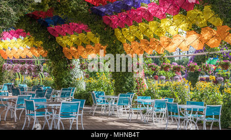 Ein Regenschirm und floralen Picknickschutz am Wunder Gärten in Dubai, Vereinigte Arabische Emirate, Naher Osten. Stockfoto