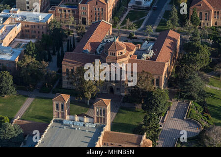 Los Angeles, Kalifornien, USA - 18. April 2018: Nachmittag Luftaufnahme von historischen Powell Library auf dem UCLA Campus in der Nähe von Westwood. Stockfoto