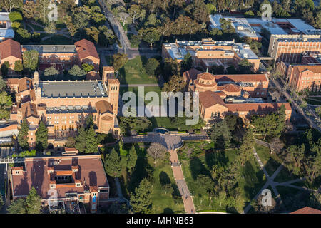 Los Angeles, Kalifornien, USA - 18. April 2018: Nachmittag Luftaufnahme von Quad, Schritte und historische Gebäude auf dem UCLA Campus in der Nähe von Westwood. Stockfoto