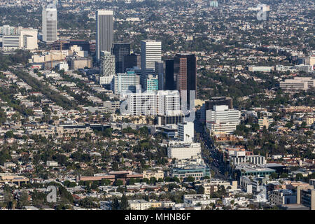 Luftbild des Wilshire Blvd Miracle Mile Nachbarschaft in Los Angeles, Kalifornien. Stockfoto