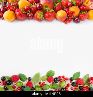 Verschiedene frische Sommer Beeren. Reife Erdbeeren, Johannisbeeren, Aprikosen/Marillen, Nektarinen, schwarze Johannisbeeren, Himbeeren, Stachelbeeren und Kirschen auf Weiß ba Stockfoto