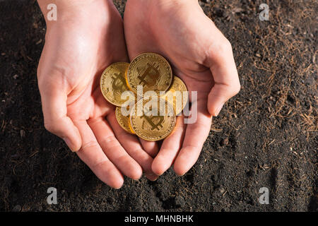 Im Herzen Bitcoin geformte Hand, elektronische virtuelles Geld für Internet Banking und das internationale Netzwerk der Zahlung. Stockfoto