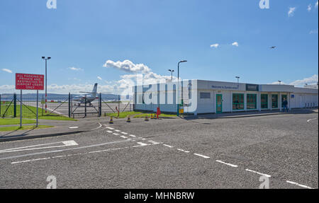 Eine Person vor der Dundee Terminal am Flughafen Dundee an einem strahlenden Frühlingstag. Angus, Schottland. Stockfoto