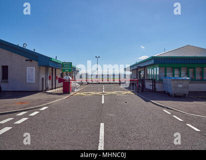 Die Sicherheit Tore und Rendezvous Tor für Einsatzfahrzeuge in Dundee Airport in Angus, Schottland. Stockfoto
