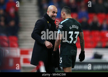 Pep Guardiola, der Manchester City Manager spricht zu Gabriel Jesus von Manchester City. Premier League match, Stoke City v Manchester City an der Wette 36 Stockfoto