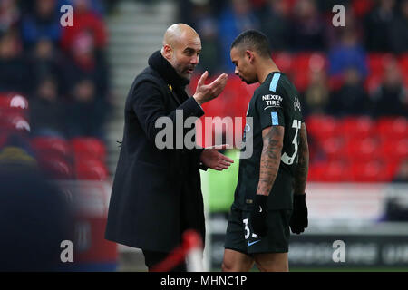 Pep Guardiola, der Manchester City Manager spricht zu Gabriel Jesus von Manchester City. Premier League match, Stoke City v Manchester City an der Wette 36 Stockfoto