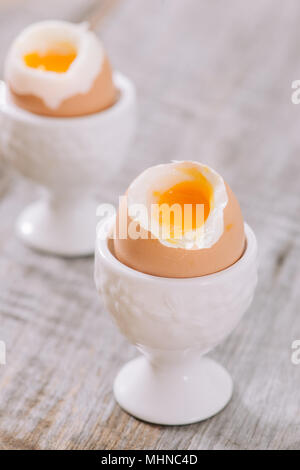 Köstliches Frühstück mit gekochten Eiern und knusprige Toasts, horizontal, Nahaufnahme Stockfoto