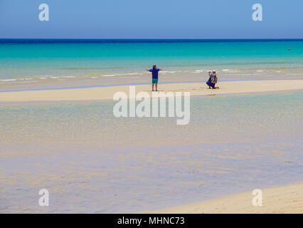 Fuerteventura, Spanien 13. Juni 2017: ein Paar nimmt ein Erinnerungsfoto von der Strand in der Mitte des Meeres Stockfoto