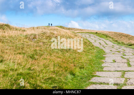 Mam Tor Derbyshire Peak District. Der Weg zum Gipfel an einem sonnigen Tag Stockfoto