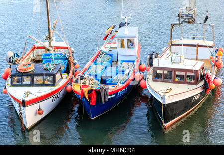 Küstenfischerei Boote oder Trawler im Hafen von Mevagissey Cornwall vertäut. Mevagissey, die Boote sind in kräftigen Farben gehalten. Stockfoto