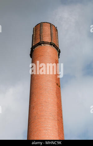 Red brick Mühle oder Fabrik Schornstein gegen einen stürmischen Himmel. Ein Teil der in der industriellen Mühlengebäude im Bollington Cheshire Stockfoto