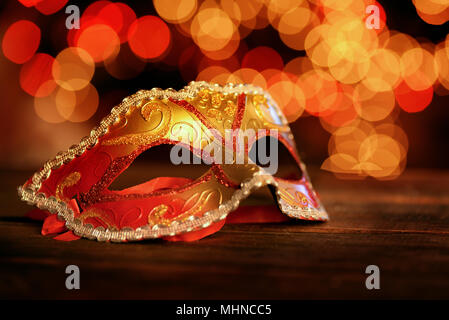 Karneval Maske über Holiday Lights Hintergrund Stockfoto