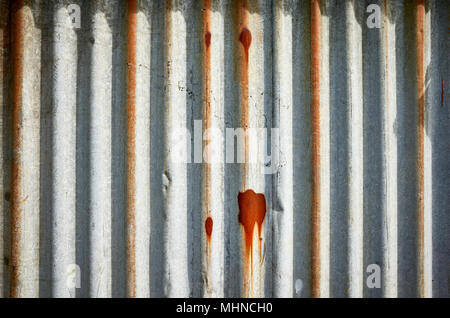 Verwitterte Wellpappe rostiges Metall Wand, abstrakten Hintergrund. Stockfoto