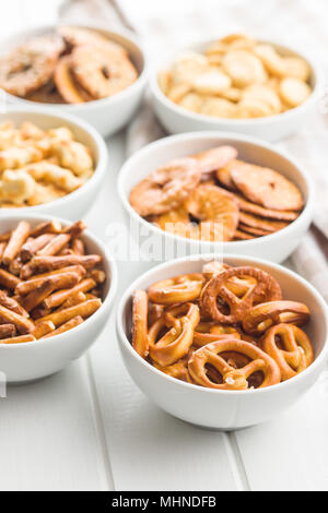 Gemischte salzigen Snack Crackers und Brezel in der Schüssel. Stockfoto