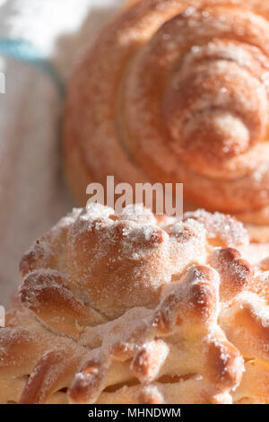 Nahaufnahme von süßem zuckerhaltiges Brot, das typischerweise für den Tag der Toten Feier, ein mexikanisches Halloween, wenn Opfer an Vorfahren gemacht werden, vorbereitet wird. Stockfoto