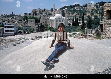 Palästinensischer Junge vor Lazarus Kirche, Nazareth, West Bank, Jerusalem, Israel, Palästinensische Autonomiebehörde Stockfoto