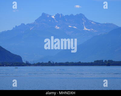Malerische alpine Genfer See Landschaften von der Promenade in europäischen Stadt Montreux in der Schweiz gesehen mit buoyes und schweizer Alpen bewölkt bl Stockfoto