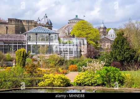 Der Pavilion Gardens, der Park im Zentrum der Kurstadt Buxton im Peak District, Derbyshire, Großbritannien Stockfoto